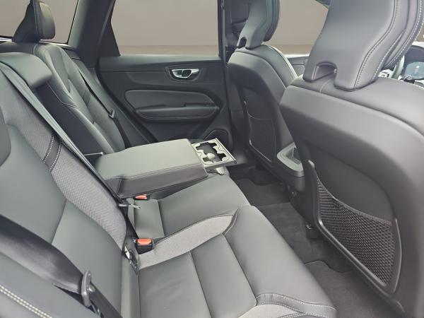 Volvo XC60 B5 AWD Plus Dark LUFT PANO HUD LM21 360° LED
