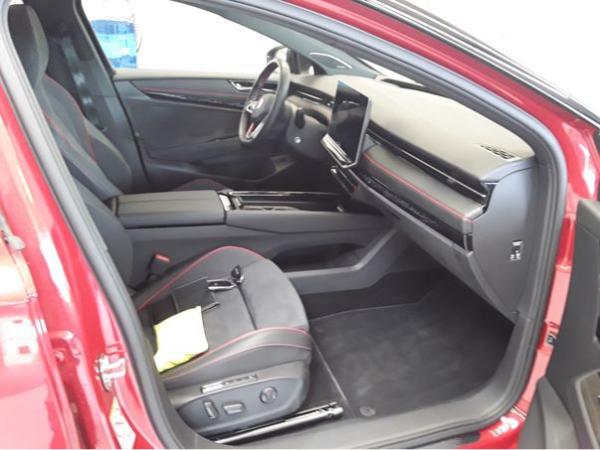 Volkswagen ID.7 GTX 4Mo. - Interieur und Exterieur Plus Paket + PANO / 8-fach Bereift
