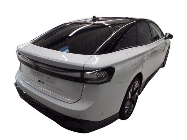 Volkswagen ID.7 GTX 4Mo. - Interieur und Exterieur Plus Paket + PANO / 8-fach Bereift