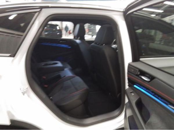 Volkswagen ID.7 GTX 4Mo. - Interieur und Exterieur Plus Paket + PANO / 8-fach Bereift