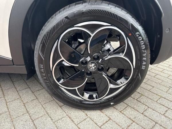 Alfa Romeo Junior Ibrida TI-MY26-Panoramadach-TechnologiePaket