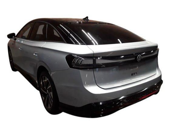 Volkswagen ID.7 GTX 4Mo. - Interieur und Exterieur Plus Paket + PANO / 8-fach Bereift