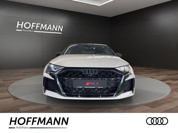 Audi RS3 Limousine / RS-Dynamikpaket / Exclusive Kreide / Schalensitze / Carbonpaket
