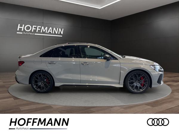 Audi RS3 Limousine / RS-Dynamikpaket / Exclusive Kreide / Schalensitze / Carbonpaket