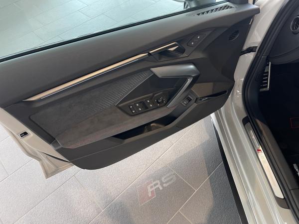 Audi RS3 Limousine / RS-Dynamikpaket / Exclusive Kreide / Schalensitze / Carbonpaket