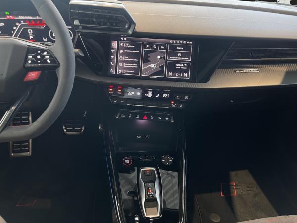 Audi RS3 Limousine / RS-Dynamikpaket / Exclusive Kreide / Schalensitze / Carbonpaket