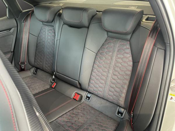 Audi RS3 Limousine / RS-Dynamikpaket / Exclusive Kreide / Schalensitze / Carbonpaket