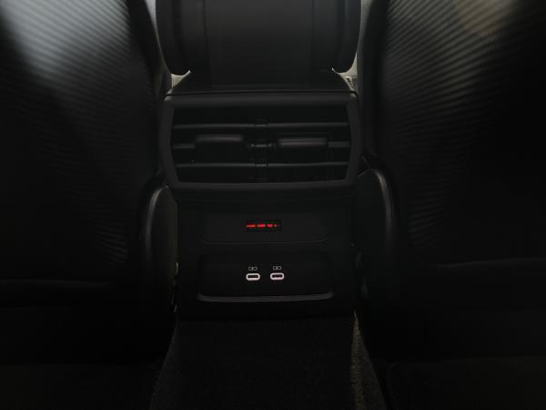 Audi RS3 Limousine / RS-Dynamikpaket / Exclusive Kreide / Schalensitze / Carbonpaket