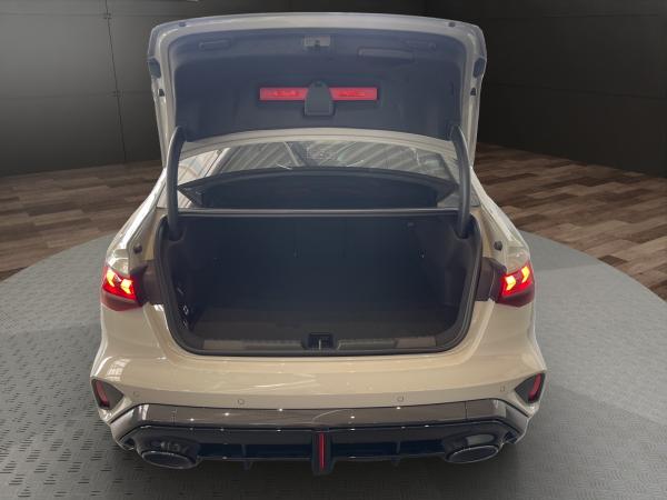 Audi RS3 Limousine / RS-Dynamikpaket / Exclusive Kreide / Schalensitze / Carbonpaket