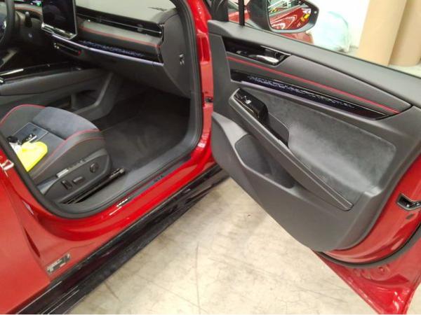 Volkswagen ID.7 Tourer GTX - Interieur und Exterieur Plus Paket + PANO / 8-fach Bereift