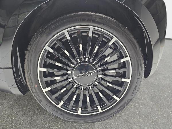 Fiat 500e ELEKTRO 42 KWH WINTERRÄDER BY BOCELLI NAVI KLIMA LED JBL APPLE/ANDROID LM17