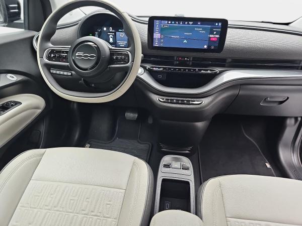 Fiat 500e ELEKTRO 42 KWH WINTERRÄDER BY BOCELLI NAVI KLIMA LED JBL APPLE/ANDROID LM17