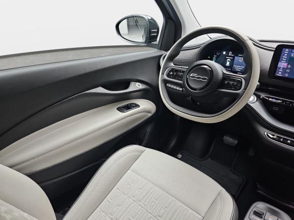 Fiat 500e ELEKTRO 42 KWH WINTERRÄDER BY BOCELLI NAVI KLIMA LED JBL APPLE/ANDROID LM17