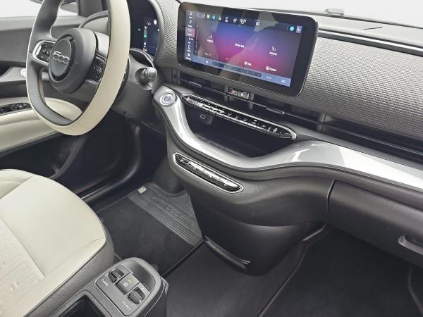 Fiat 500e ELEKTRO 42 KWH WINTERRÄDER BY BOCELLI NAVI KLIMA LED JBL APPLE/ANDROID LM17