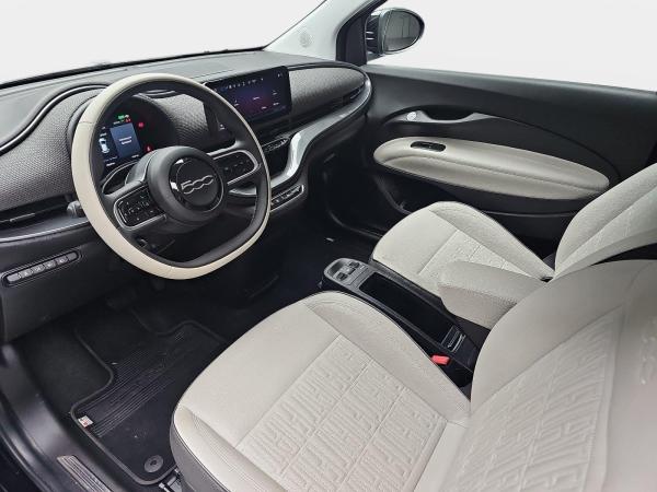 Fiat 500e ELEKTRO 42 KWH WINTERRÄDER BY BOCELLI NAVI KLIMA LED JBL APPLE/ANDROID LM17