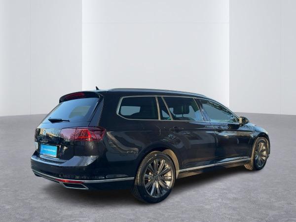 Volkswagen Passat Variant 2.0 TDI Elegance DSG AHK Navi LED