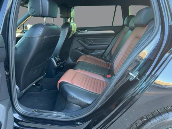 Volkswagen Passat Variant 2.0 TDI Elegance DSG AHK Navi LED