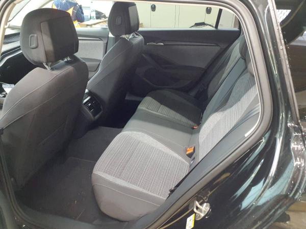 Skoda Superb Combi 2.0 TDI DSG SELECTION*MATRIX*HUD*AHK*PDC*SHZ*NAVI*KLIMA