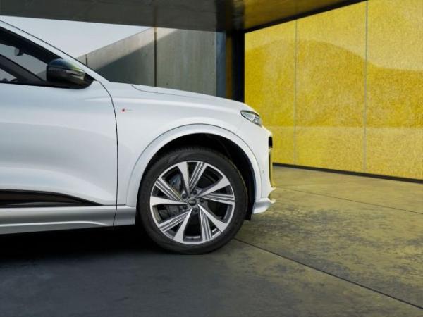 Audi Q6 e-tron quattro S line business
