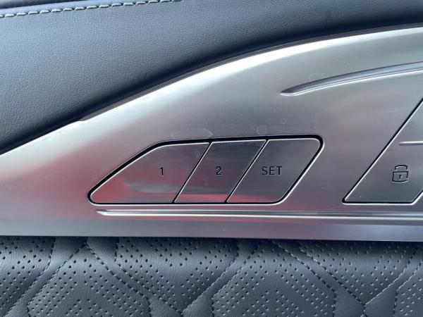 BMW M8 Competition Coupé xDrive 360° B&W Carbon ext.