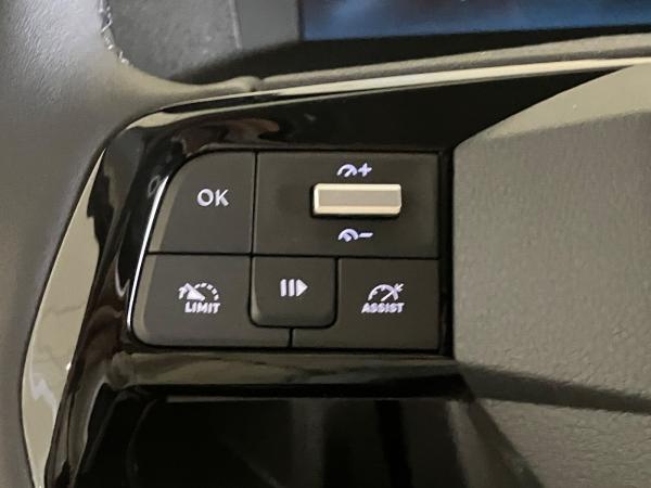 Citroën SpaceTourer Spacetourer 2.2 Diesel 180 Plus M AHK+LED+Navi