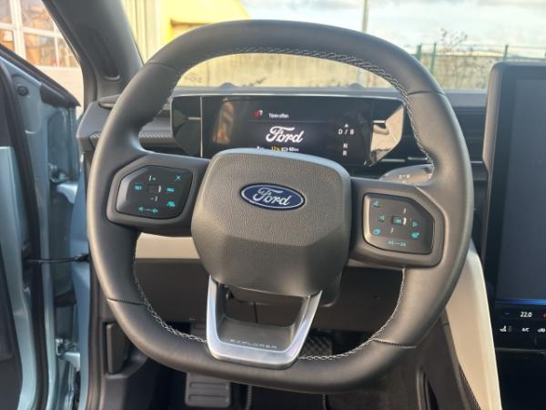 Ford Explorer Premium mit Panoramadach und vielem mehr