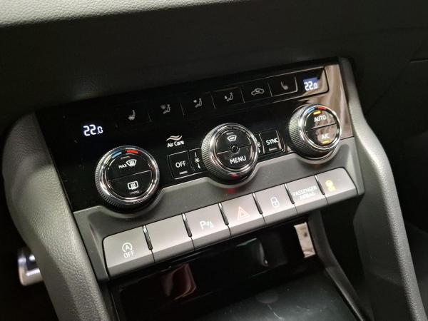 Skoda Karoq Sportline Fahrass+ AHK 19" Navi Kam Komfort