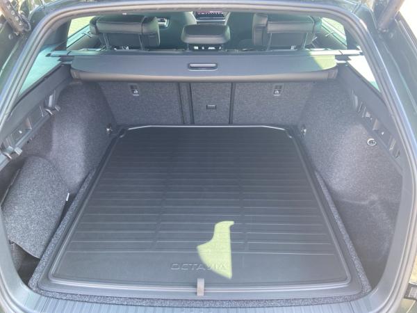 Skoda Octavia Combi Sportline 2,0 TDI DSG *AHK*MATRIX*