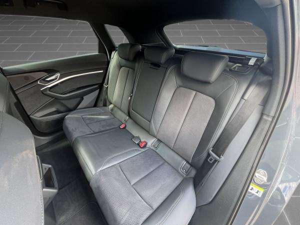 Audi Q8 e-tron S line quattro AHK MATRIX 360°KAMERA ACC NAVI+