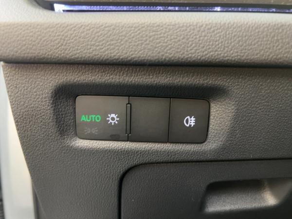 Skoda Octavia COMBI 2.0 TDI SELEKTION DSG AHK PANORAMA