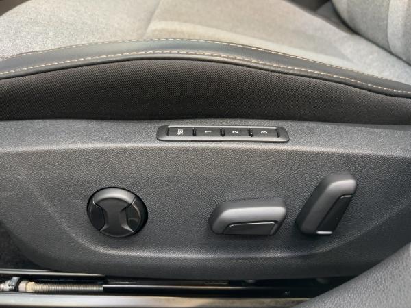 Skoda Octavia COMBI 2.0 TDI SELEKTION DSG AHK PANORAMA