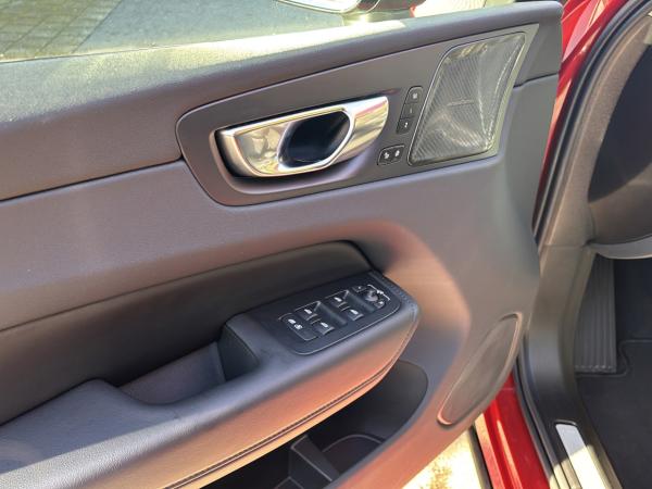 Volvo XC60 B5 (Benzin) Ultra Dark AWD Automatik Navi LED