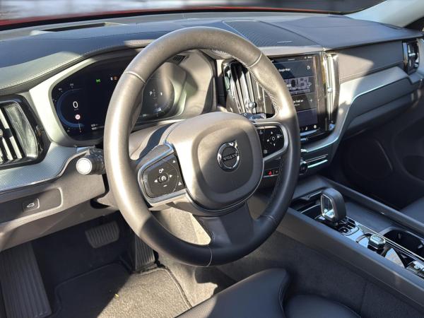 Volvo XC60 B5 (Benzin) Ultra Dark AWD Automatik Navi LED