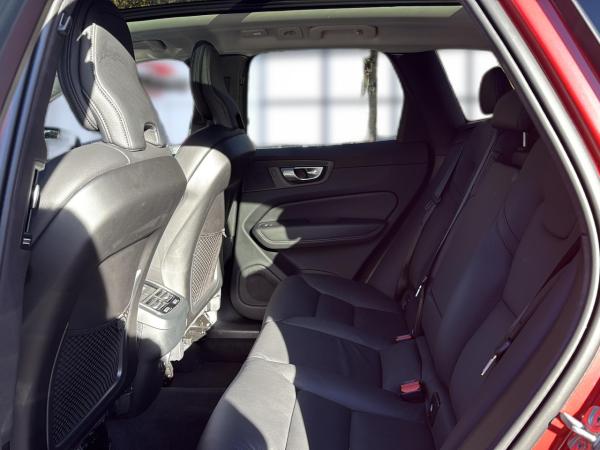 Volvo XC60 B5 (Benzin) Ultra Dark AWD Automatik Navi LED