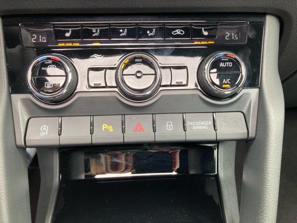 Skoda Karoq Sportline 1.5TSI MATRIX.DSG.NAV.PANO.AHK.AMBIENTE.TravelA.KAM.WINTER.SMARTLINK.DAB