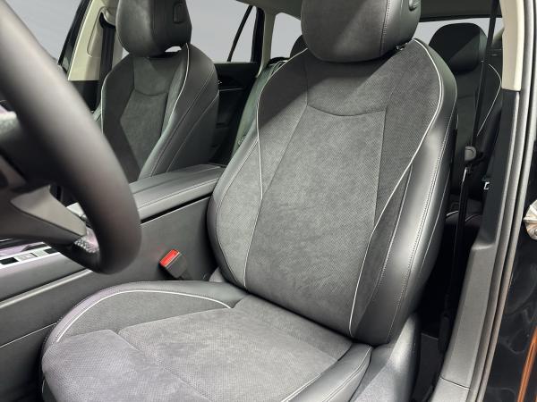 Volkswagen Passat Elegance 2,0 l TDI SCR 150 PS 7-Gang-DSG Navi + AHK + WR - Gewerbekunden