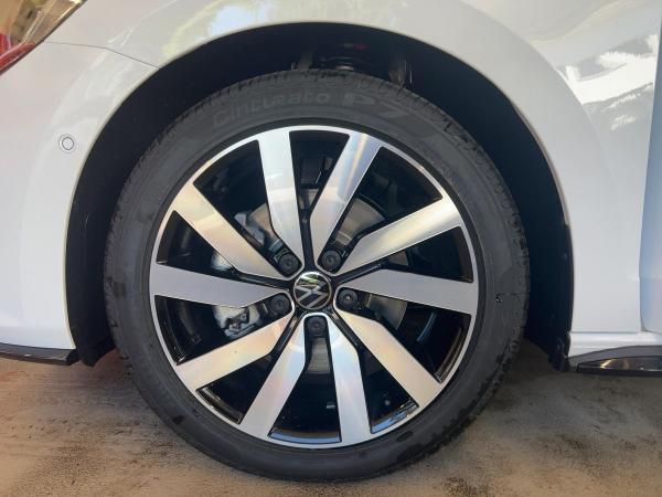 Volkswagen Touran R-Line 2,0 l TDI SCR DSG 7-SITZER Volkswagen Touran R-Line 2,0 l TDI SCR DSG 7-SITZER